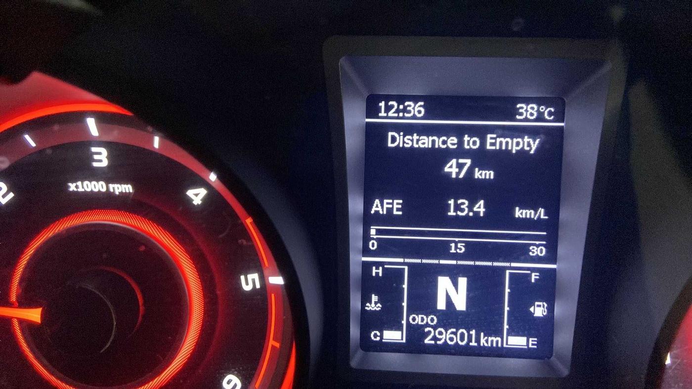 2021 Mahindra XUV300 W8 (O) 1.5 DIESEL, Diesel, Manual, 29,600 km, Odometer Image