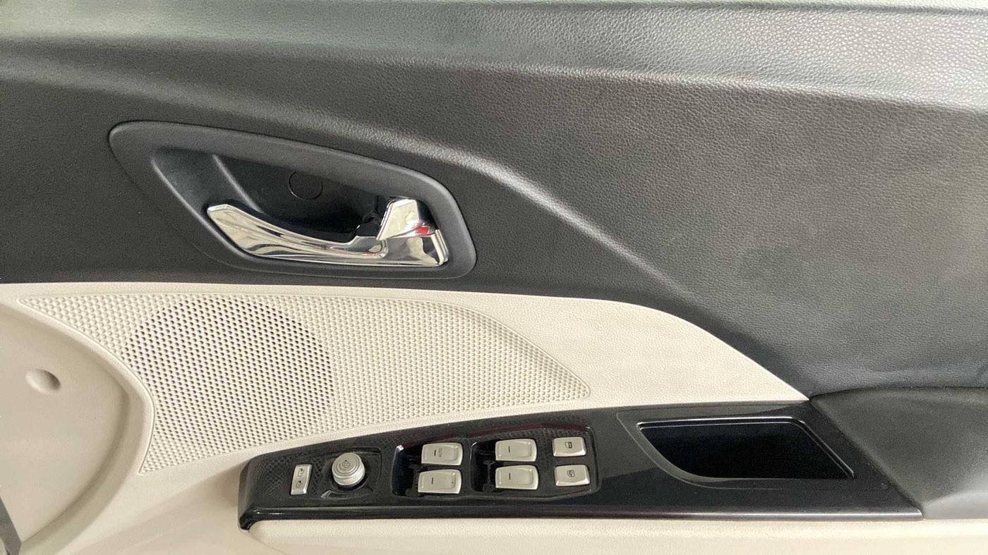 2021 Mahindra XUV300 W8 (O) 1.5 DIESEL, Diesel, Manual, 29,600 km, Driver Side Door Panels Control