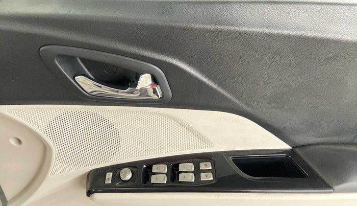 2021 Mahindra XUV300 W8 (O) 1.5 DIESEL, Diesel, Manual, 29,600 km, Driver Side Door Panels Control