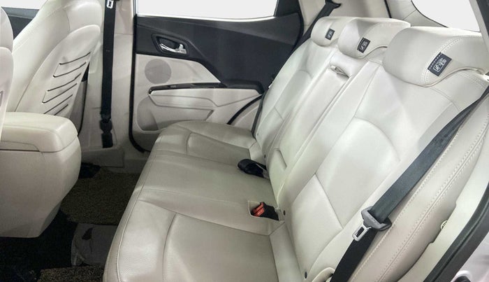 2021 Mahindra XUV300 W8 (O) 1.5 DIESEL, Diesel, Manual, 29,600 km, Right Side Rear Door Cabin