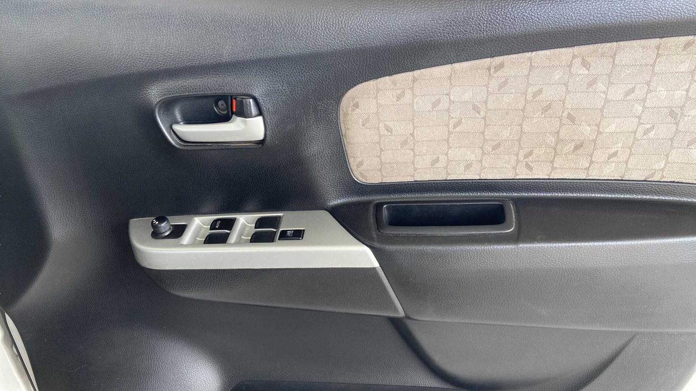 2014 Maruti Wagon R 1.0 VXI, Petrol, Manual, 60,330 km, Driver Side Door Panels Control