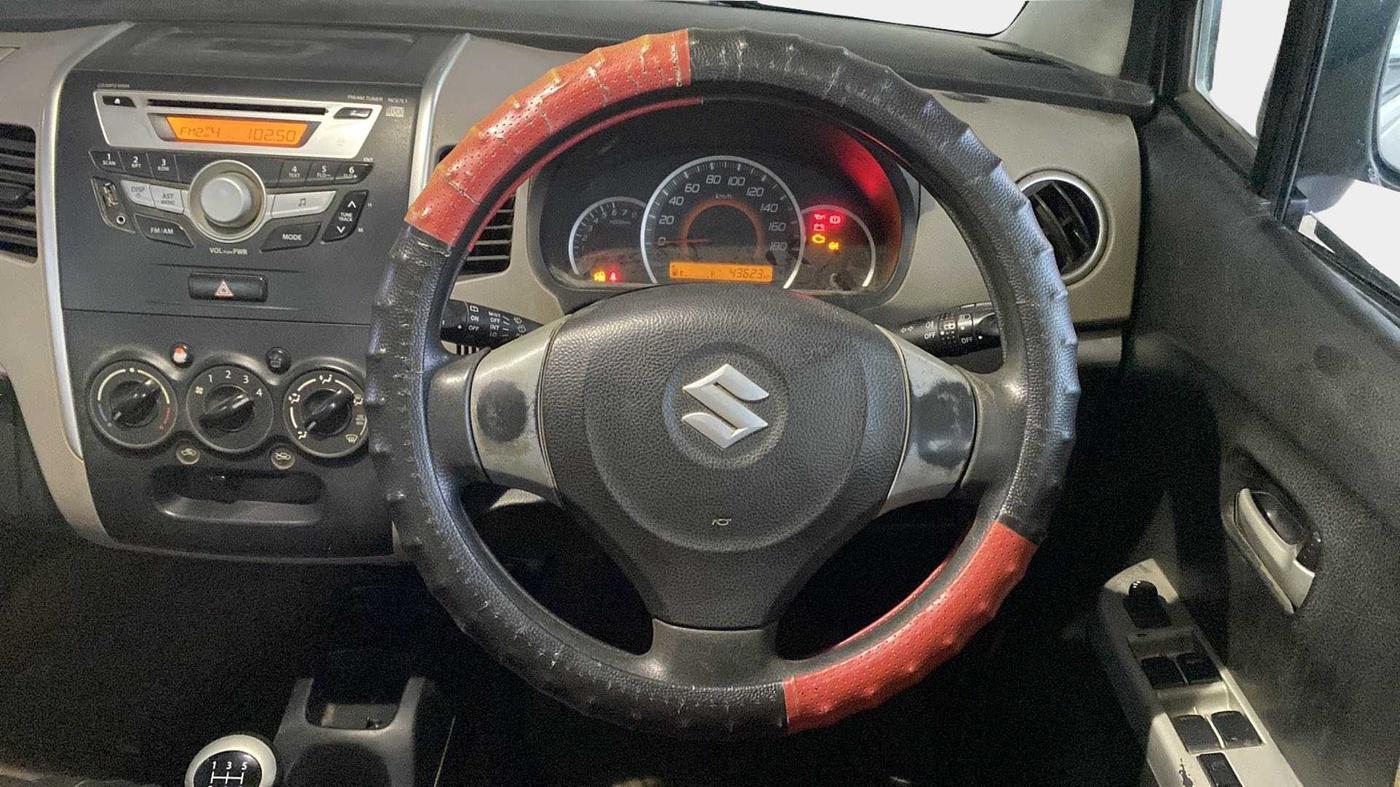 2013 Maruti Wagon R 1.0 VXI, Petrol, Manual, 43,621 km, Steering Wheel Close Up