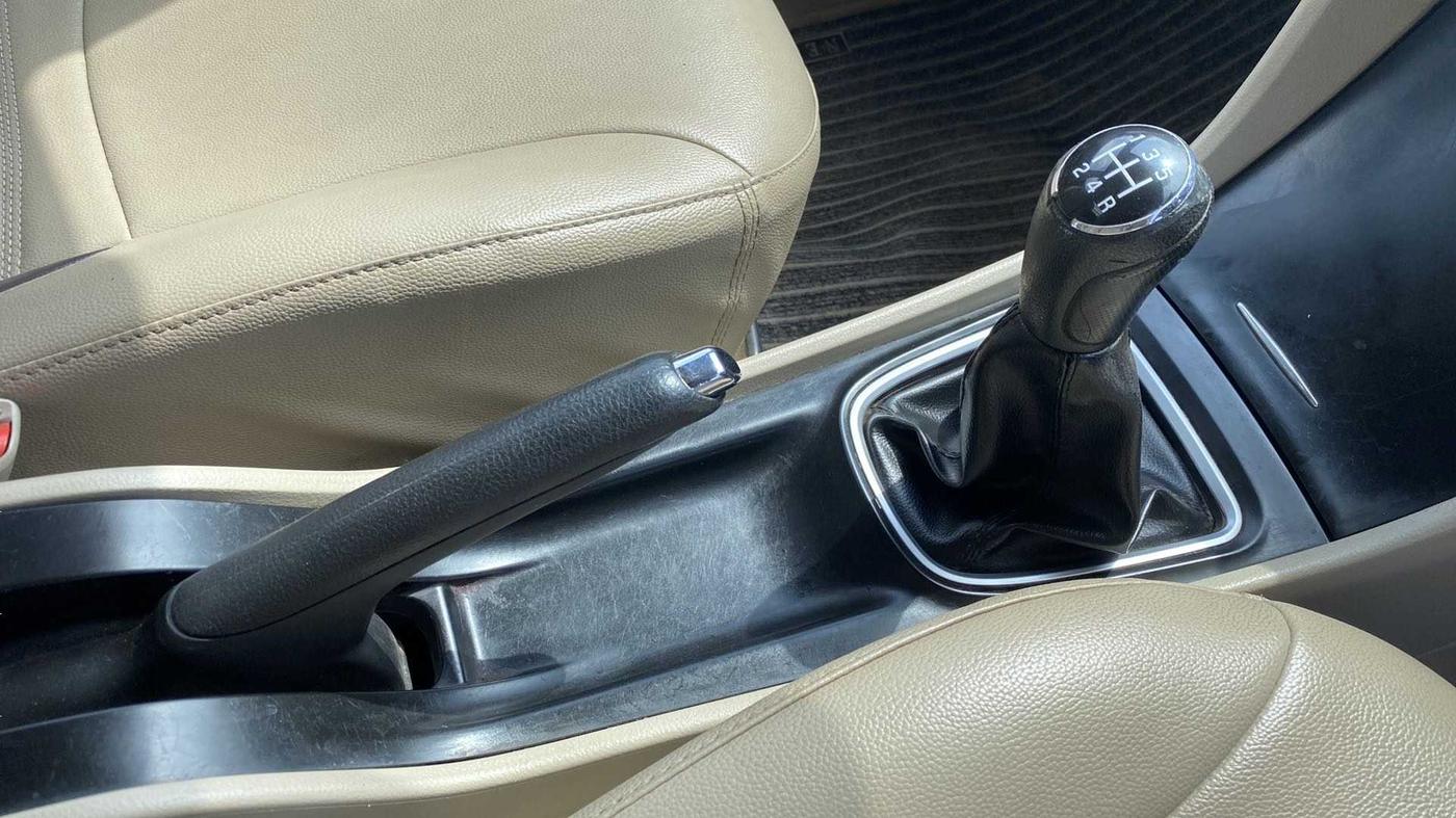 2018 Maruti Ciaz ZETA 1.4  MT PETROL, Petrol, Manual, 98,399 km, Gear Lever