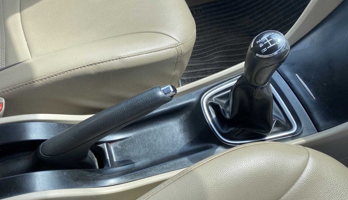 2018 Maruti Ciaz ZETA 1.4  MT PETROL, Petrol, Manual, 98,399 km, Gear Lever