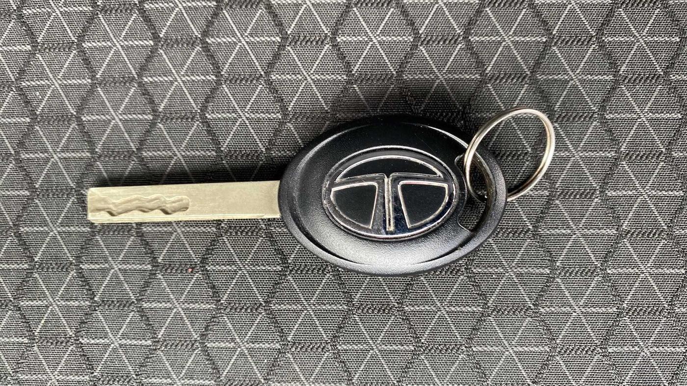 2021 Tata ALTROZ XM PLUS PETROL, Petrol, Manual, 5,317 km, Key Close Up
