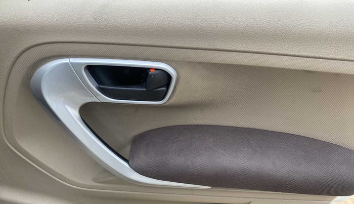 2015 Mahindra TUV300 T8 AMT, Diesel, Automatic, 72,571 km, Driver Side Door Panels Control