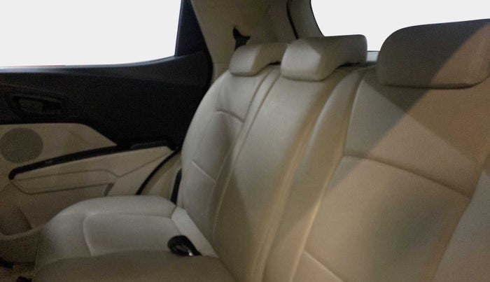 2020 Mahindra XUV300 W6 1.2 PETROL, Petrol, Manual, 29,125 km, Right Side Rear Door Cabin