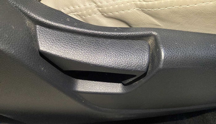 2020 Mahindra XUV300 W6 1.2 PETROL, Petrol, Manual, 29,125 km, Driver Side Adjustment Panel