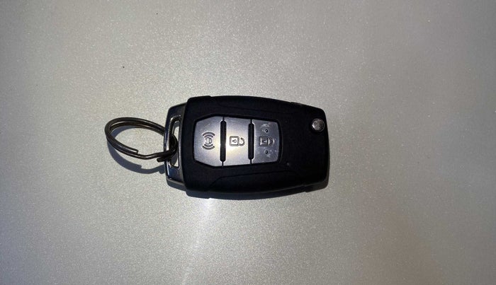 2020 Mahindra XUV300 W6 1.2 PETROL, Petrol, Manual, 29,125 km, Key Close Up