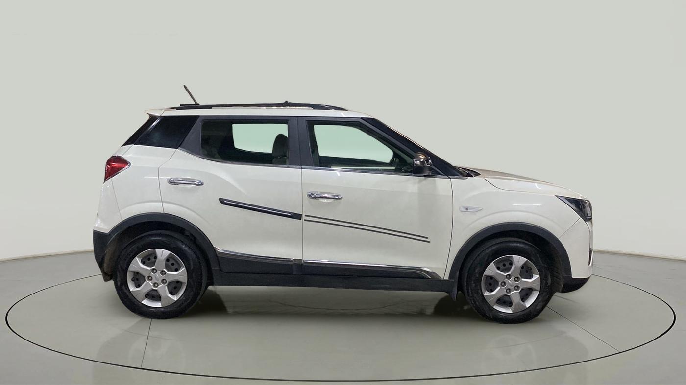 2020 Mahindra XUV300 W6 1.2 PETROL, Petrol, Manual, 29,125 km, Right Side View