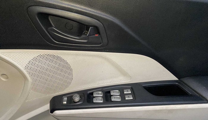 2020 Mahindra XUV300 W6 1.2 PETROL, Petrol, Manual, 29,125 km, Driver Side Door Panels Control