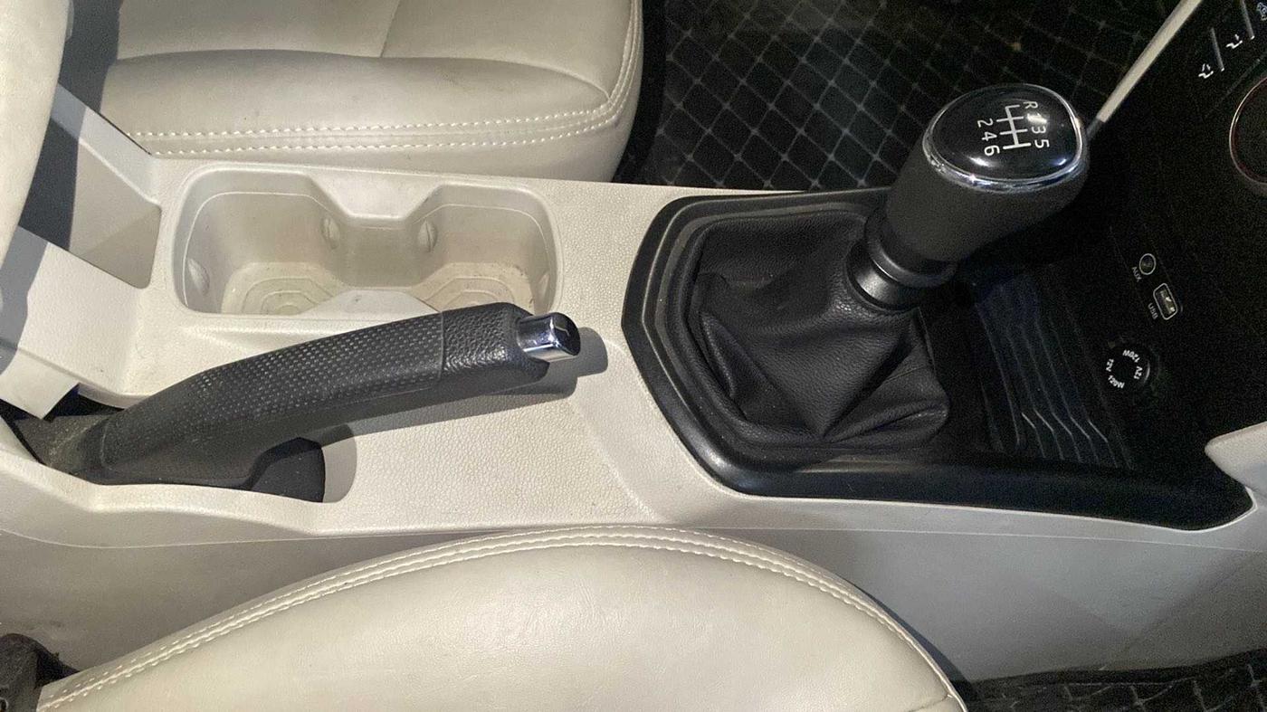 2020 Mahindra XUV300 W6 1.2 PETROL, Petrol, Manual, 29,125 km, Gear Lever