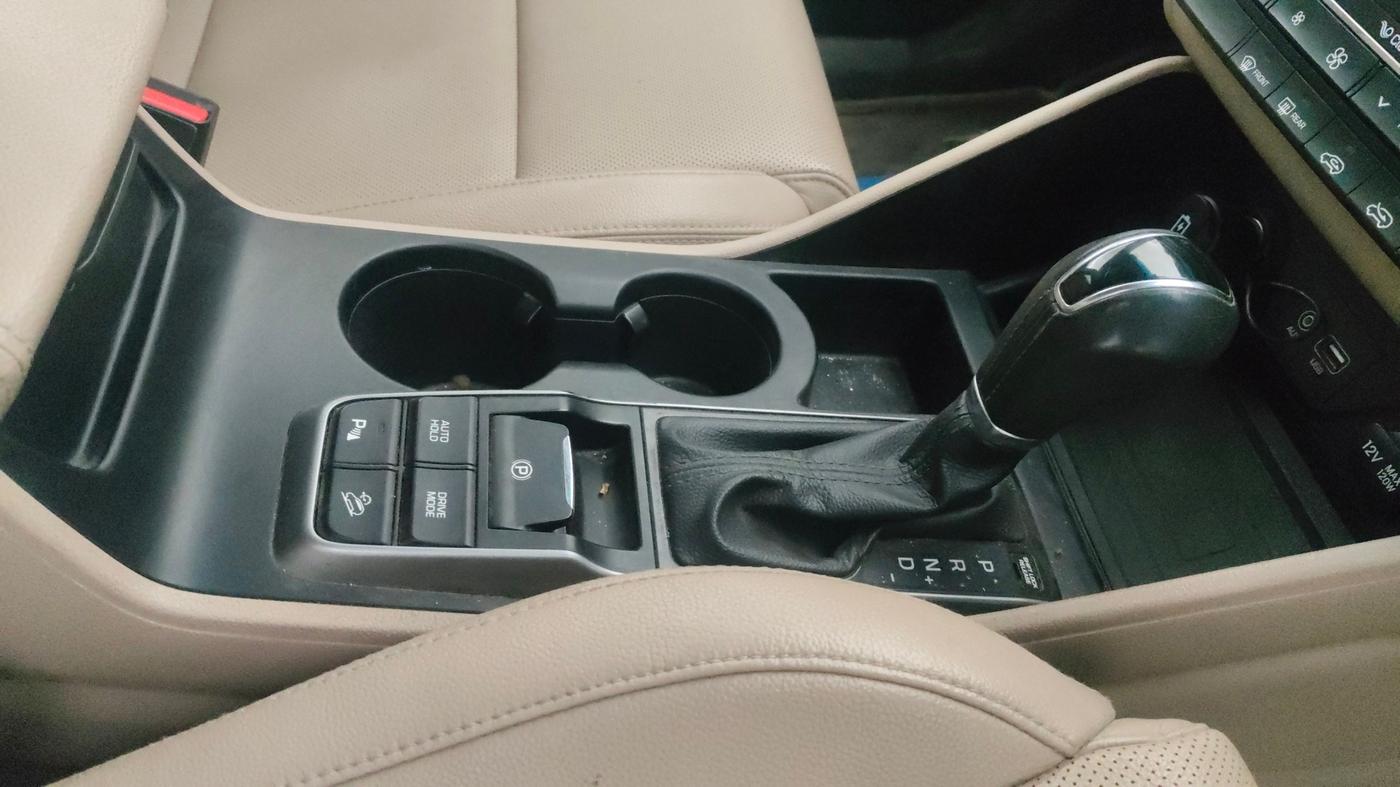 2019 Hyundai Tucson GLS 2WD AT PETROL, Petrol, Automatic, 79,010 km, Gear Lever