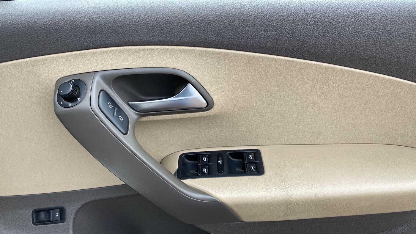 2016 Volkswagen Vento HIGHLINE PLUS 1.5 AT 16 ALLOY, Diesel, Automatic, 57,000 km, Driver Side Door Panels Control