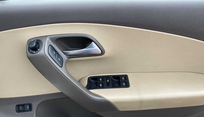 2016 Volkswagen Vento HIGHLINE PLUS 1.5 AT 16 ALLOY, Diesel, Automatic, 57,000 km, Driver Side Door Panels Control