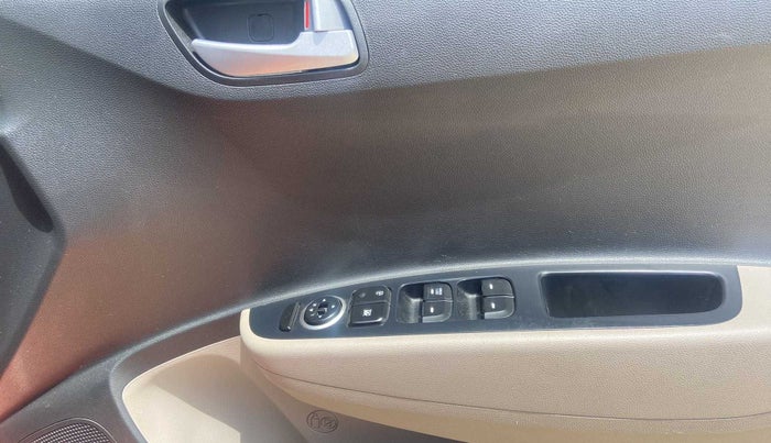 2017 Hyundai Grand i10 SPORTZ AT 1.2 KAPPA VTVT, CNG, Automatic, 42,356 km, Driver Side Door Panels Control