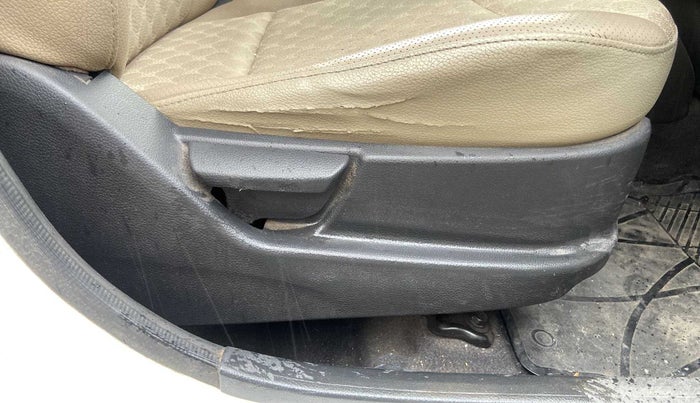 2017 Hyundai Eon MAGNA +, Petrol, Manual, 40,741 km, Driver Side Adjustment Panel