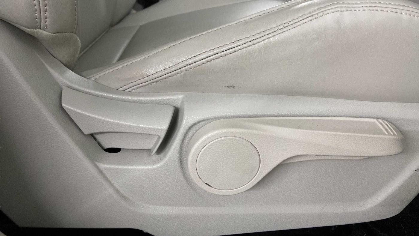 2023 Mahindra XUV300 W8 (O) 1.2 PETROL, Petrol, Manual, 1,410 km, Driver Side Adjustment Panel