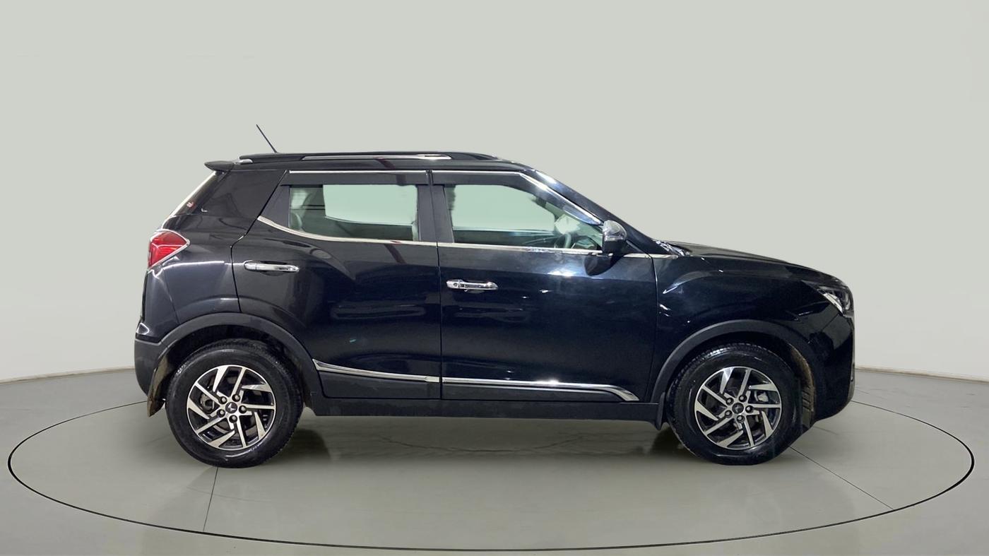 2023 Mahindra XUV300 W8 (O) 1.2 PETROL, Petrol, Manual, 1,410 km, Right Side View