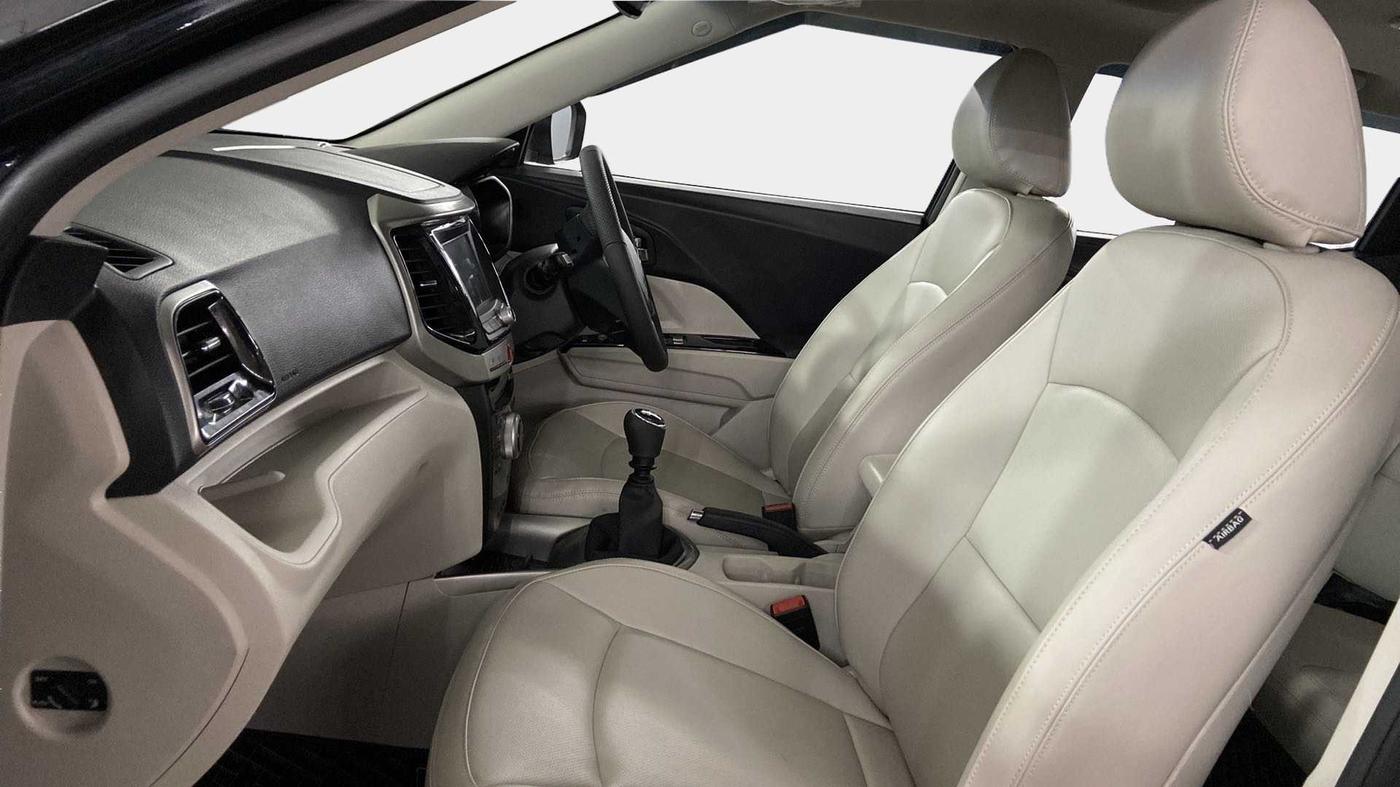 2023 Mahindra XUV300 W8 (O) 1.2 PETROL, Petrol, Manual, 1,410 km, Right Side Front Door Cabin
