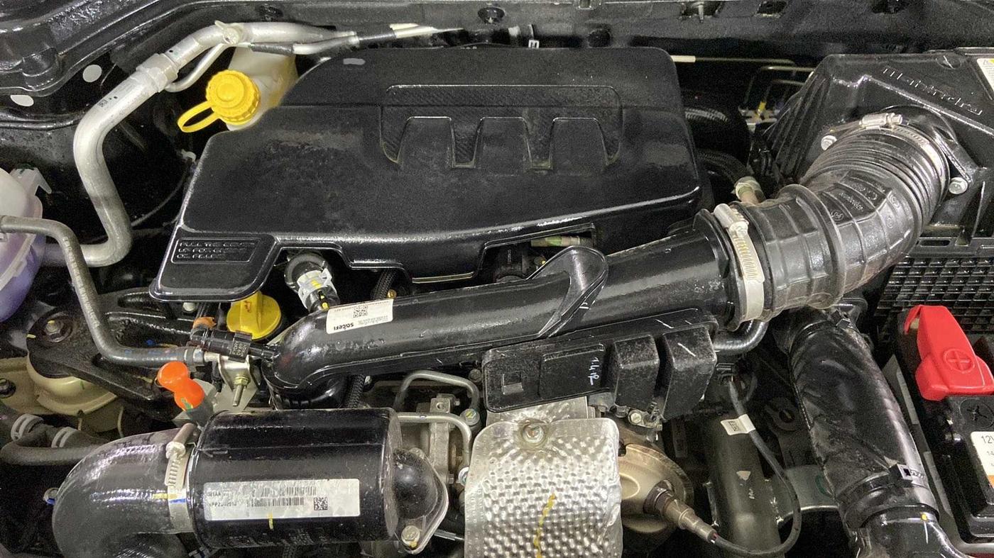 2023 Mahindra XUV300 W8 (O) 1.2 PETROL, Petrol, Manual, 1,410 km, Open Bonet