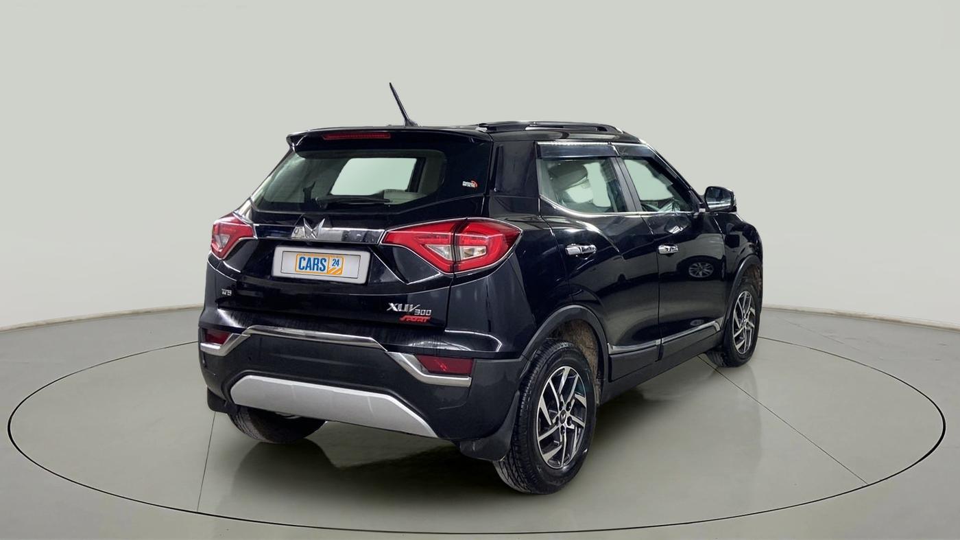 2023 Mahindra XUV300 W8 (O) 1.2 PETROL, Petrol, Manual, 1,410 km, Right Back Diagonal