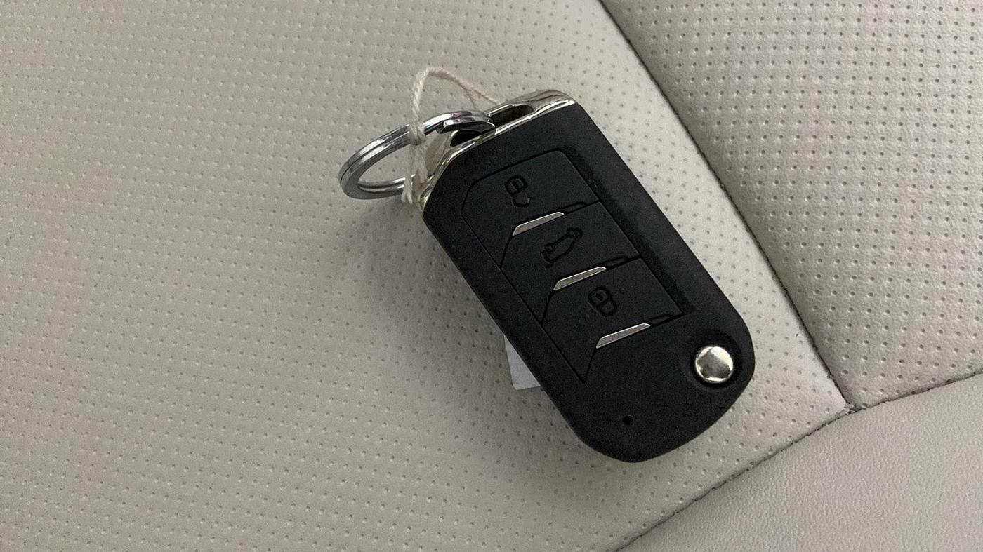 2023 Mahindra XUV300 W8 (O) 1.2 PETROL, Petrol, Manual, 1,410 km, Key Close Up