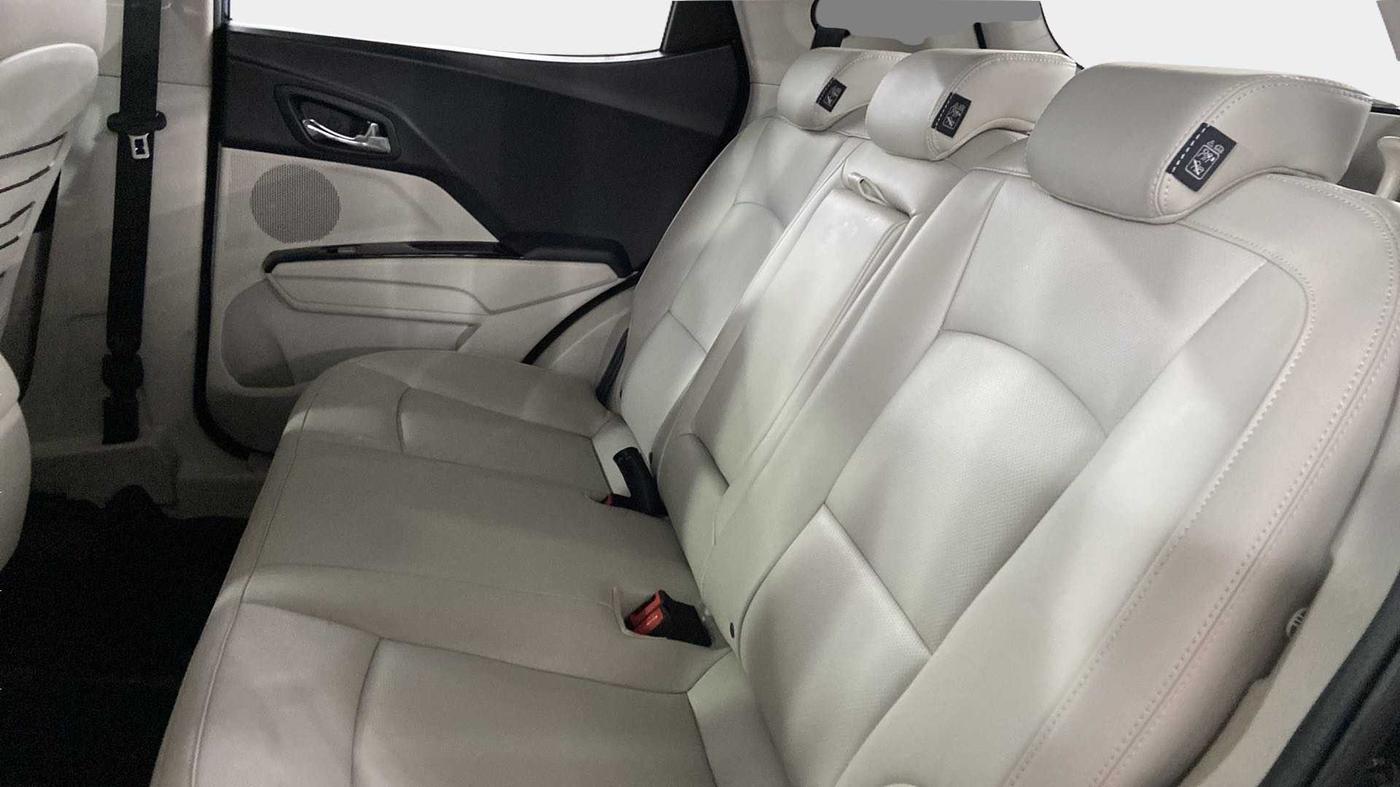 2023 Mahindra XUV300 W8 (O) 1.2 PETROL, Petrol, Manual, 1,410 km, Right Side Rear Door Cabin