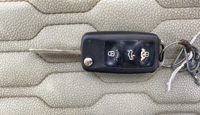 2017 Volkswagen Ameo HIGHLINE1.2L PLUS 16 ALLOY, Petrol, Manual, 65,814 km, Key Close Up