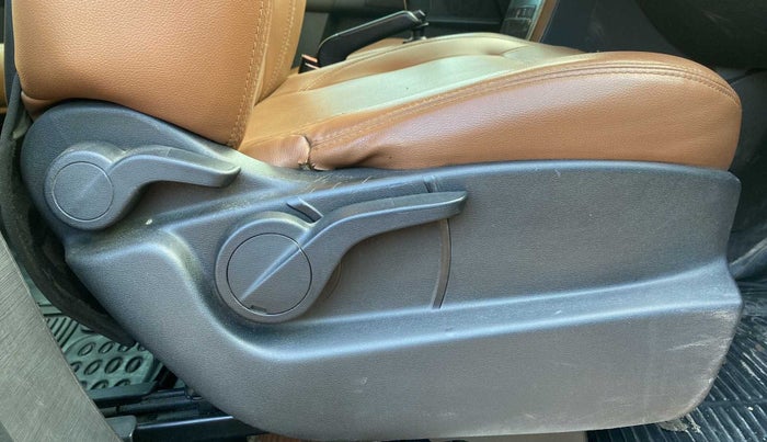 2018 Mahindra XUV500 W5, Diesel, Manual, 96,910 km, Driver Side Adjustment Panel