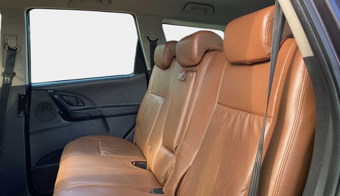 2018 Mahindra XUV500 W5, Diesel, Manual, 96,910 km, Right Side Rear Door Cabin