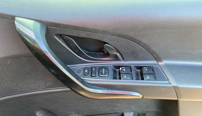 2018 Mahindra XUV500 W5, Diesel, Manual, 96,910 km, Driver Side Door Panels Control