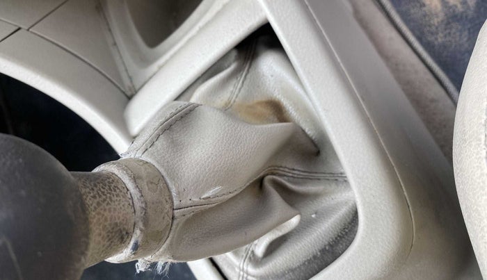 2012 Maruti Ertiga ZDI, Diesel, Manual, 64,394 km, Gear lever - Boot cover slightly torn