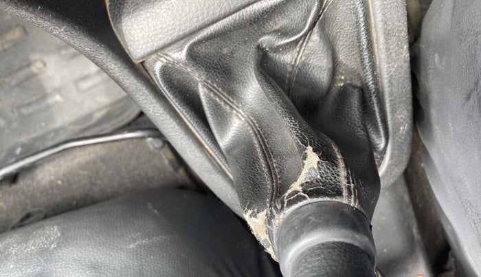 2015 Maruti Swift VDI ABS, Diesel, Manual, 81,040 km, Gear lever - Boot cover slightly torn
