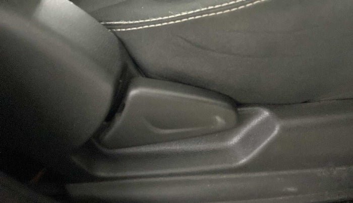 2020 Renault Kwid RXT 1.0 (O), Petrol, Manual, 18,624 km, Driver Side Adjustment Panel