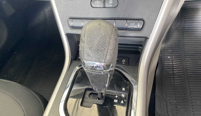 2018 Tata NEXON XMA PETROL, Petrol, Automatic, 62,215 km, Gear lever - Knob cover torn