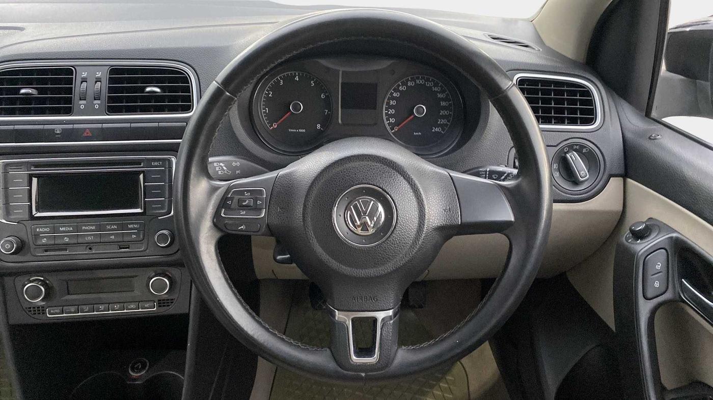 2013 Volkswagen Polo HIGHLINE1.2L, Petrol, Manual, 1,05,442 km, Steering Wheel Close Up