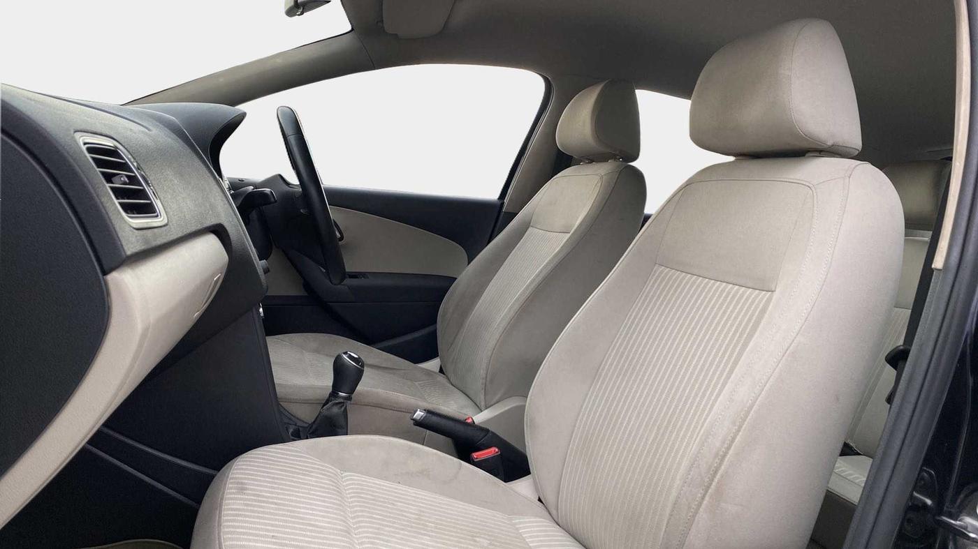 2013 Volkswagen Polo HIGHLINE1.2L, Petrol, Manual, 1,05,442 km, Right Side Front Door Cabin