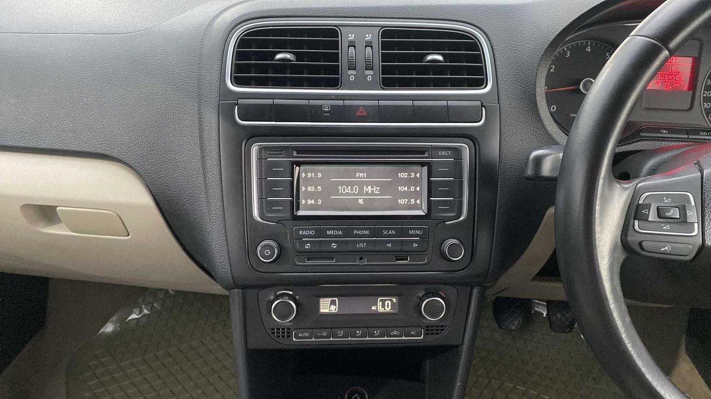 2013 Volkswagen Polo HIGHLINE1.2L, Petrol, Manual, 1,05,442 km, Infotainment System