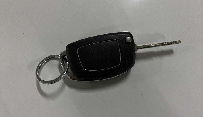 2015 Hyundai Xcent S 1.2, Petrol, Manual, 1,11,546 km, Key Close Up