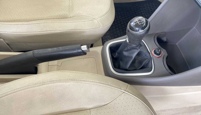 2013 Volkswagen Vento HIGHLINE 1.6 MPI, Petrol, Manual, 52,734 km, Gear Lever