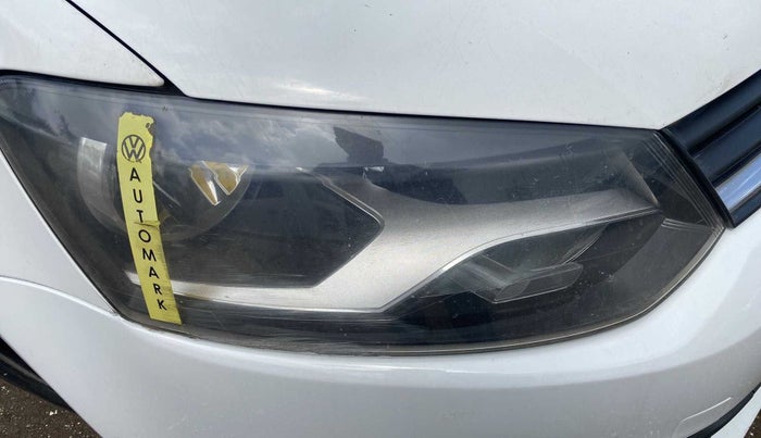 2015 Volkswagen Polo COMFORTLINE 1.2L, Petrol, Manual, 1,00,071 km, Right headlight - Minor scratches