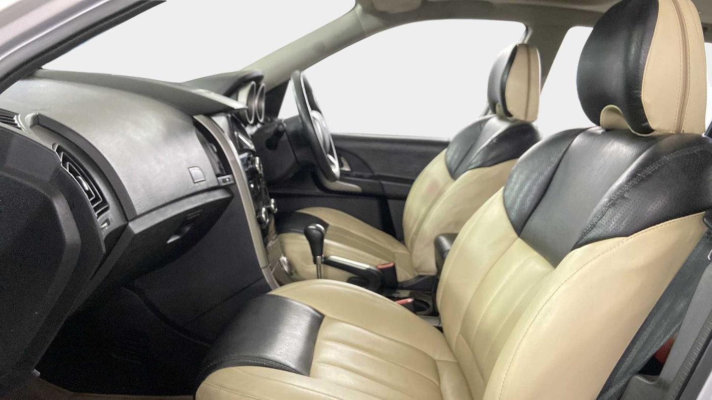 2019 Mahindra XUV500 W9 AT, Diesel, Automatic, 40,879 km, Right Side Front Door Cabin