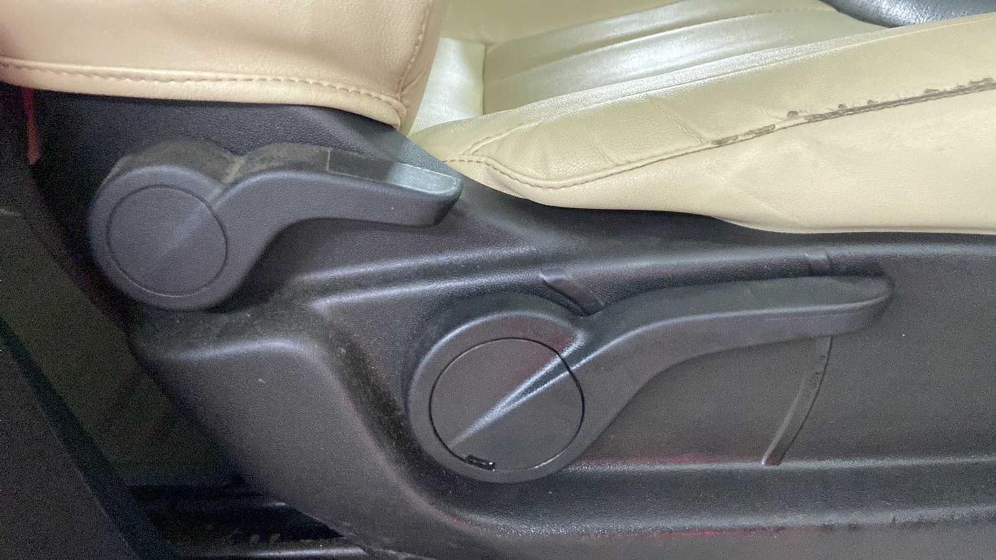 2019 Mahindra XUV500 W9 AT, Diesel, Automatic, 40,879 km, Driver Side Adjustment Panel