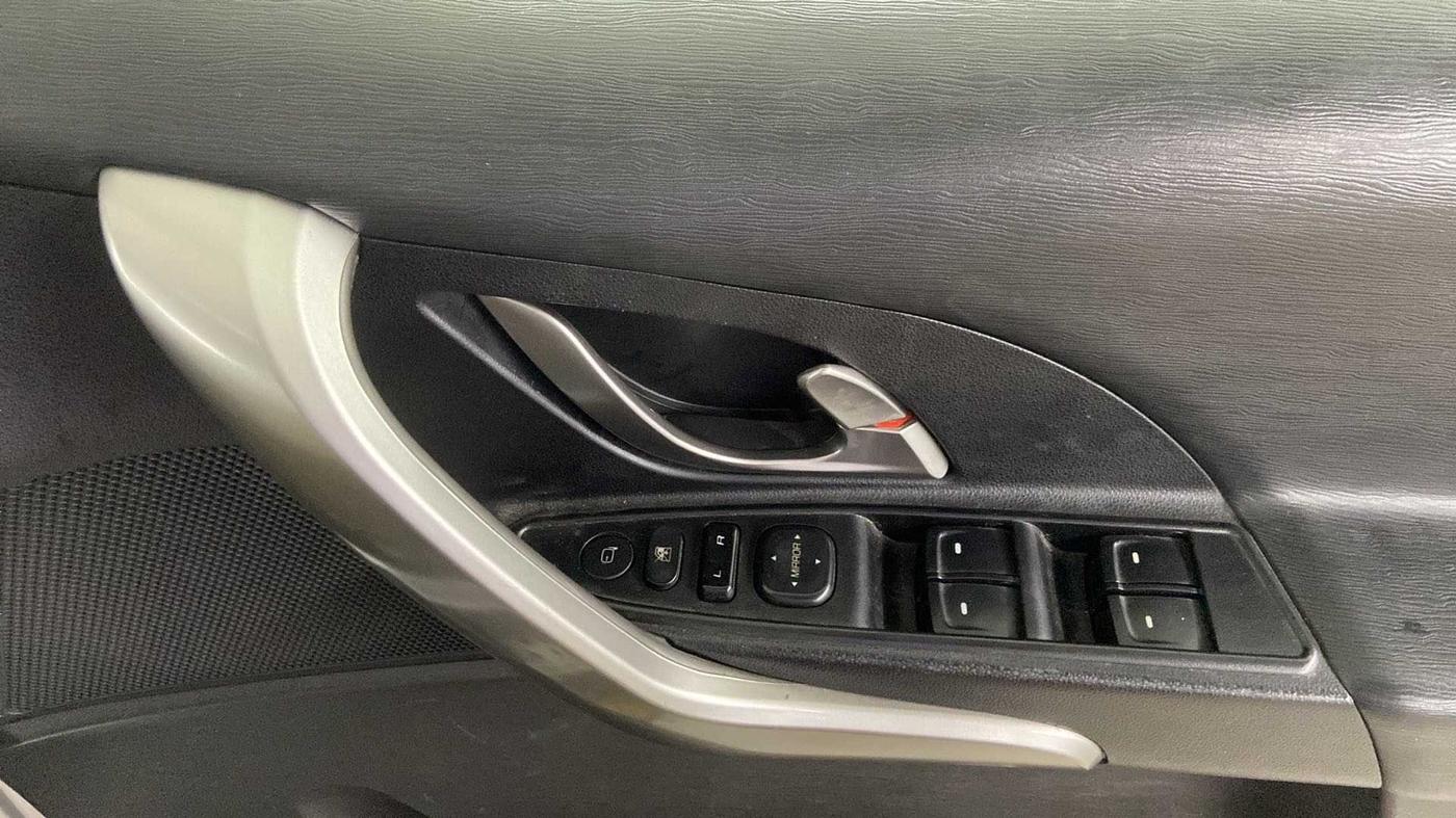 2019 Mahindra XUV500 W9 AT, Diesel, Automatic, 40,879 km, Driver Side Door Panels Control