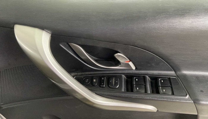 2019 Mahindra XUV500 W9 AT, Diesel, Automatic, 40,879 km, Driver Side Door Panels Control