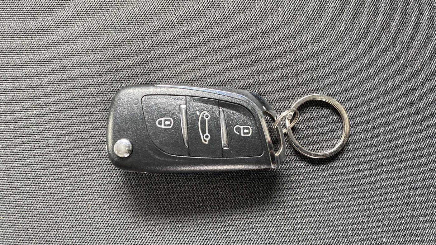 2021 Tata ALTROZ XE PETROL, Petrol, Manual, 17,390 km, Key Close Up