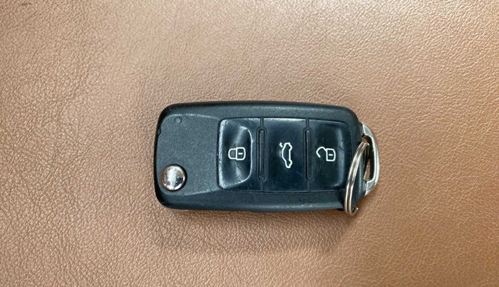 2014 Volkswagen Vento COMFORTLINE TSI AT PETROL, Petrol, Automatic, 1,27,489 km, Key Close Up