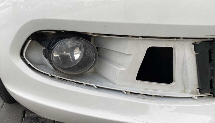 2014 Volkswagen Vento COMFORTLINE TSI AT PETROL, Petrol, Automatic, 1,27,489 km, Right fog light - Fog Light cover missing