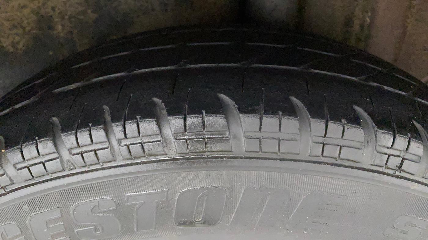 2010 Maruti Swift LXI, Petrol, Manual, 79,445 km, Left Rear Tyre Tread
